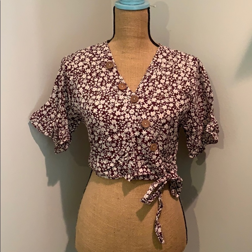 Floral Crop top with buttons and tie design!